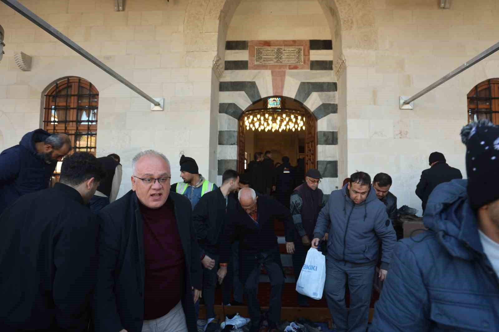 Asrın felaketinde yerle bir olan Habibi Neccar Camii’nde 6 Şubat’ın ardından ilk cuma namazı kılındı 11 asrin felaketinde yerle bir olan habibi neccar camiinde 6 subatin ardindan ilk cuma namazi A47wS6Jn