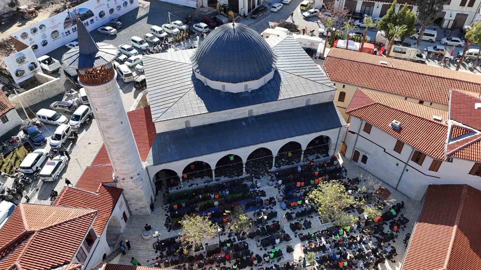Asrın felaketinde yerle bir olan Habibi Neccar Camii’nde 6 Şubat’ın ardından ilk cuma namazı kılındı 8 asrin felaketinde yerle bir olan habibi neccar camiinde 6 subatin ardindan ilk cuma namazi Xf9HKhsm
