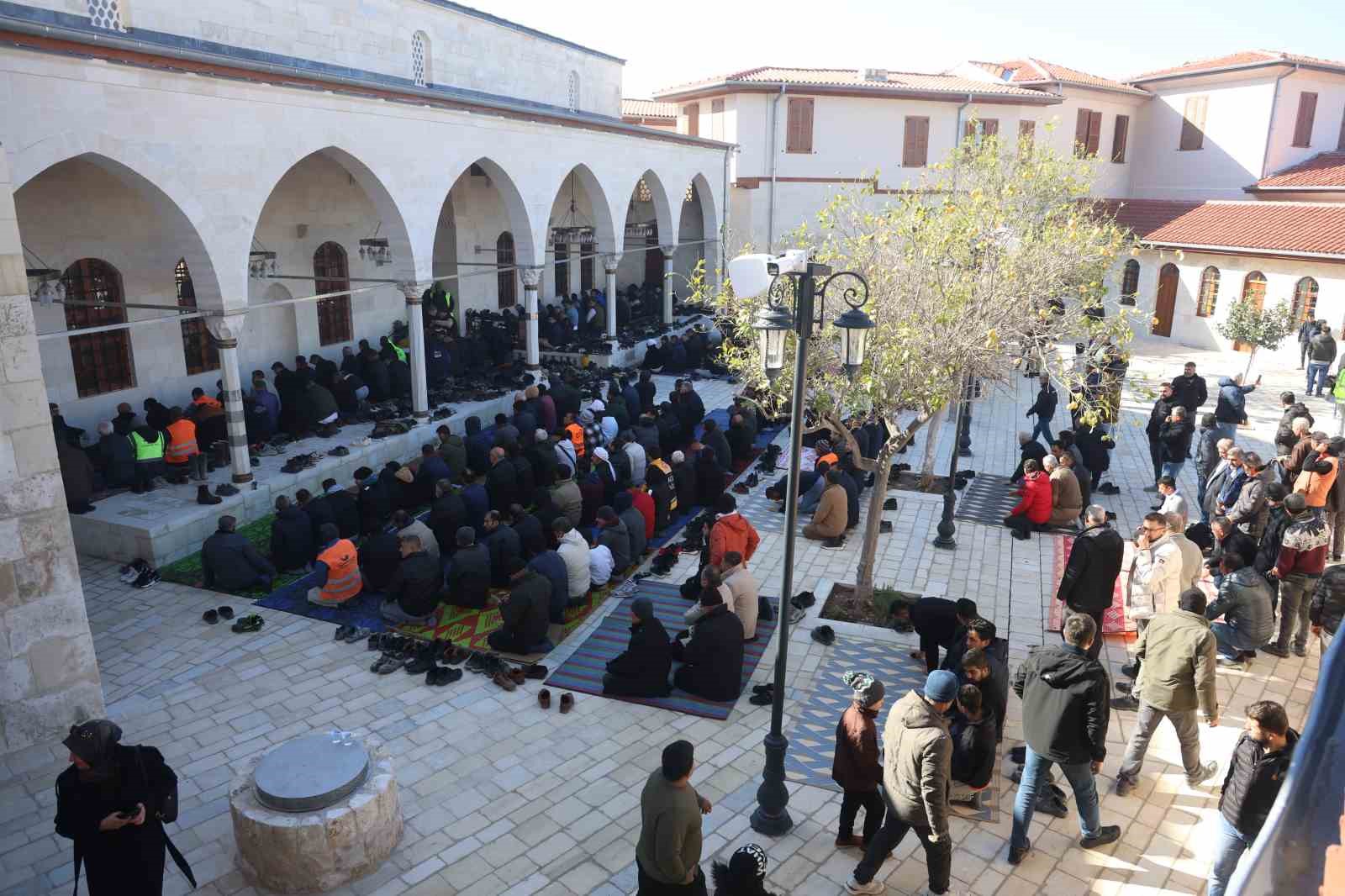 Asrın felaketinde yerle bir olan Habibi Neccar Camii’nde 6 Şubat’ın ardından ilk cuma namazı kılındı 9 asrin felaketinde yerle bir olan habibi neccar camiinde 6 subatin ardindan ilk cuma namazi mXy1SZaG