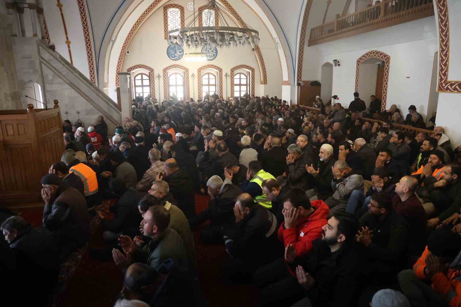 Asrın felaketinde yerle bir olan Habibi Neccar Camii’nde 6 Şubat’ın ardından ilk cuma namazı kılındı 10 asrin felaketinde yerle bir olan habibi neccar camiinde 6 subatin ardindan ilk cuma namazi