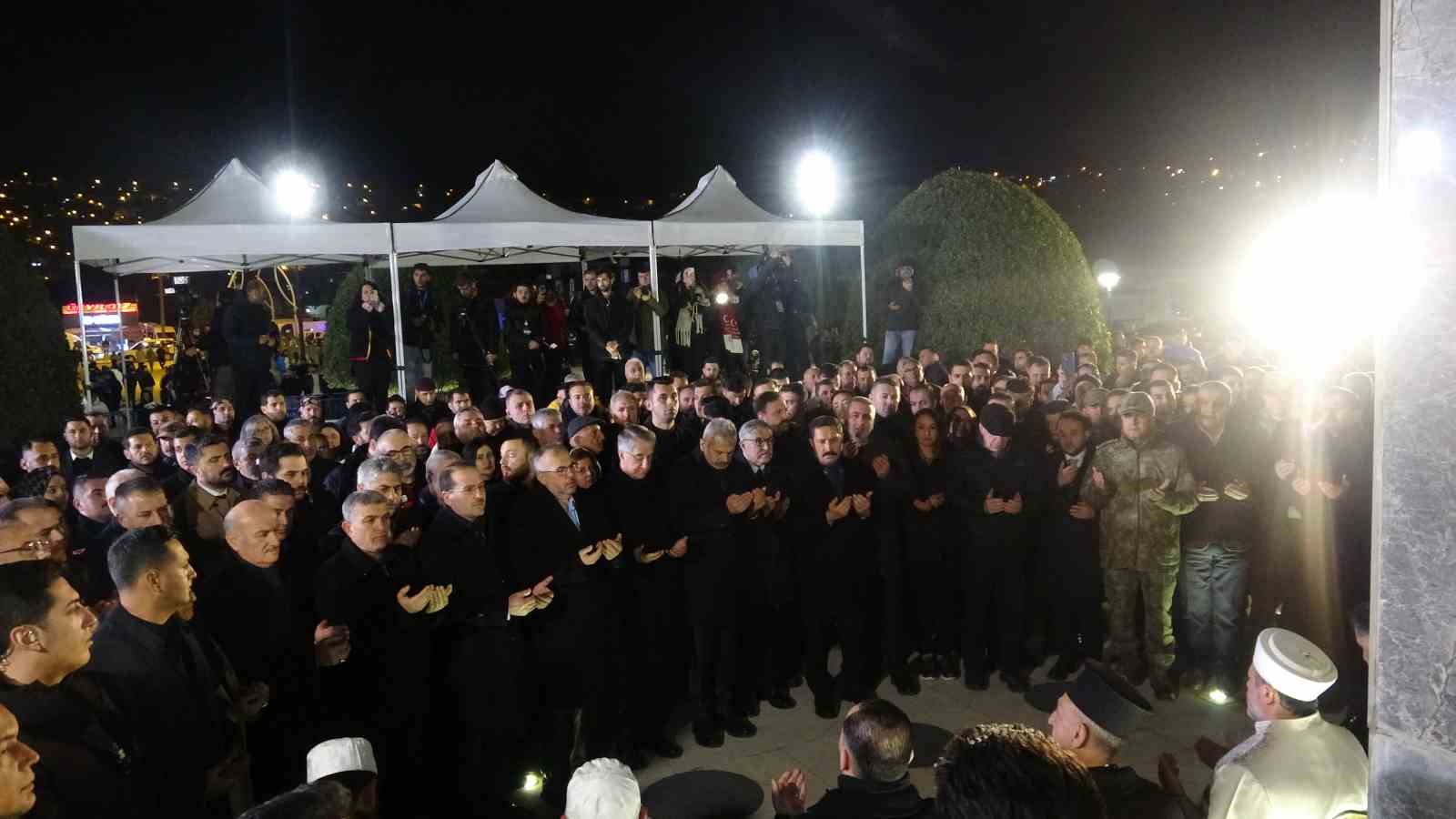 Asrın felaketinin 3’ünci yıl dönümünde Hatay’da binlerce kişi sessiz yürüyüş gerçekleştirdi 7 asrin felaketinin 3unci yil donumunde hatayda binlerce kisi sessiz yuruyus gerceklestirdi 3 3vsmWeZR