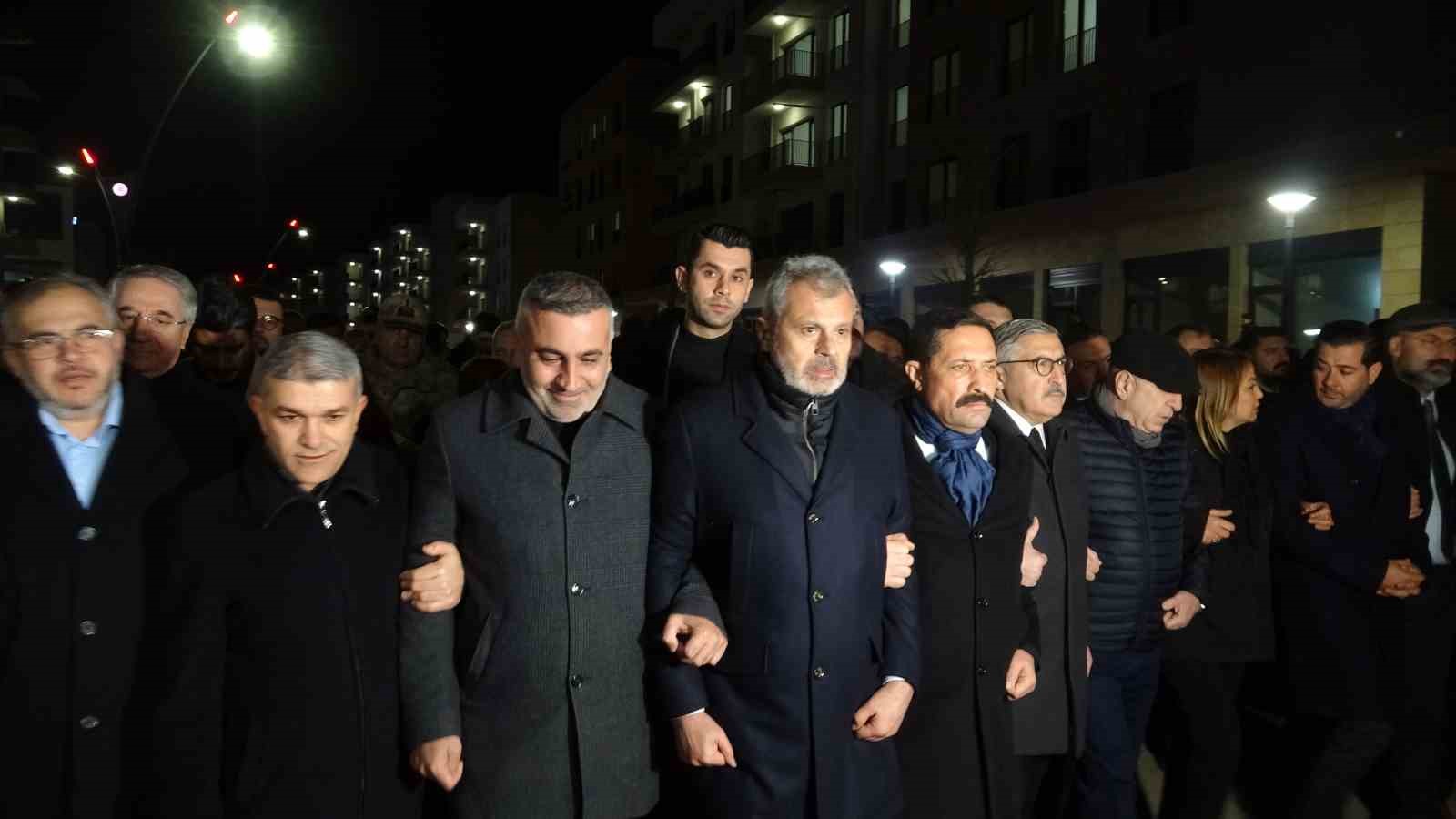 Asrın felaketinin 3’ünci yıl dönümünde Hatay’da binlerce kişi sessiz yürüyüş gerçekleştirdi 9 asrin felaketinin 3unci yil donumunde hatayda binlerce kisi sessiz yuruyus gerceklestirdi 5 BF8Ri9Kn