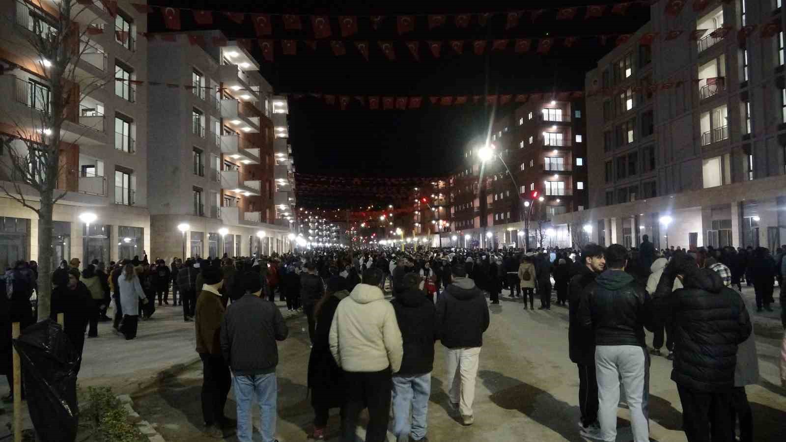 Asrın felaketinin 3’ünci yıl dönümünde Hatay’da binlerce kişi sessiz yürüyüş gerçekleştirdi 10 asrin felaketinin 3unci yil donumunde hatayda binlerce kisi sessiz yuruyus gerceklestirdi 6 hYzrablv