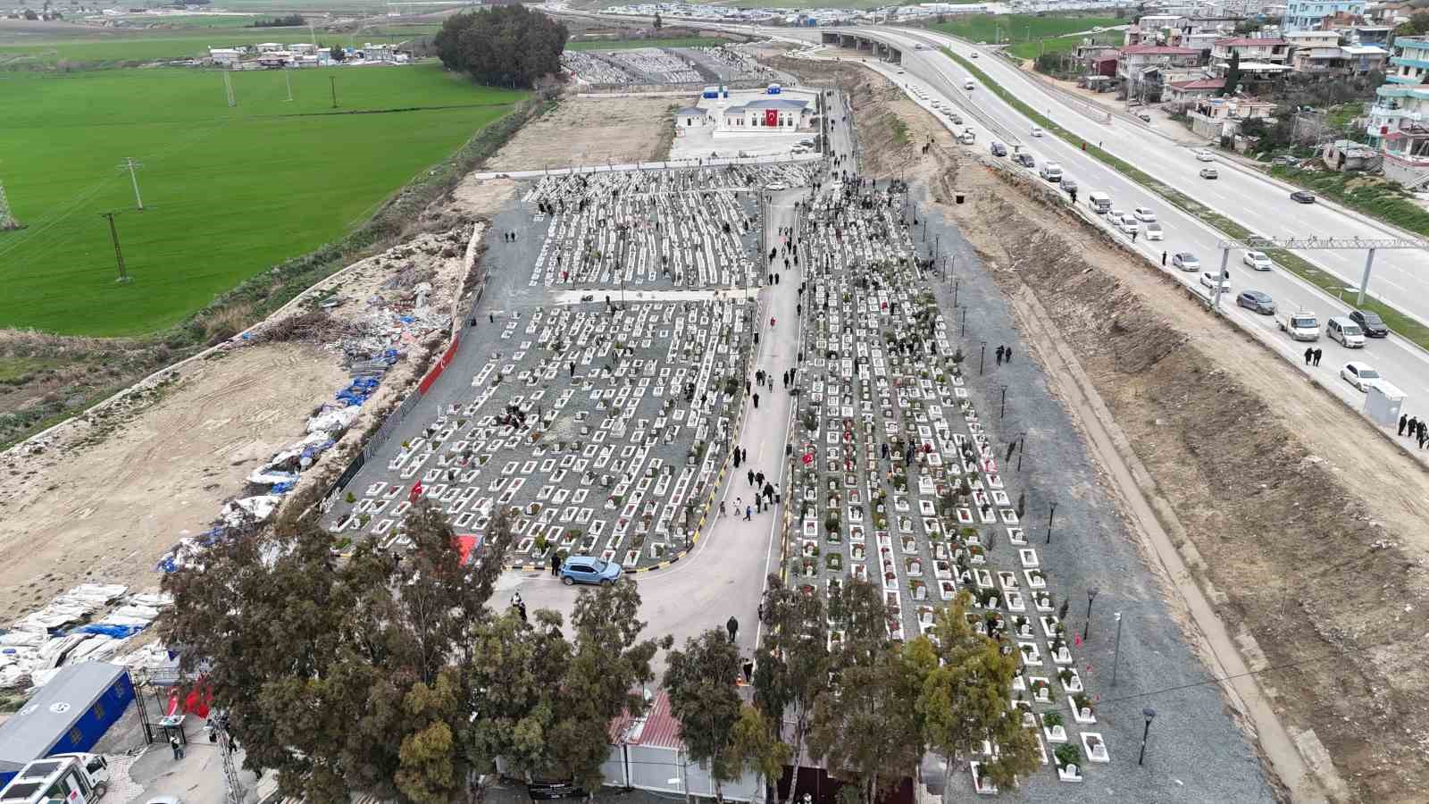 Asrın felaketinin 3’üncü yıl dönümünde deprem mezarlığında hüzünlendiren ziyaret 9 asrin felaketinin 3uncu yil donumunde deprem mezarliginda huzunlendiren ziyaret 5