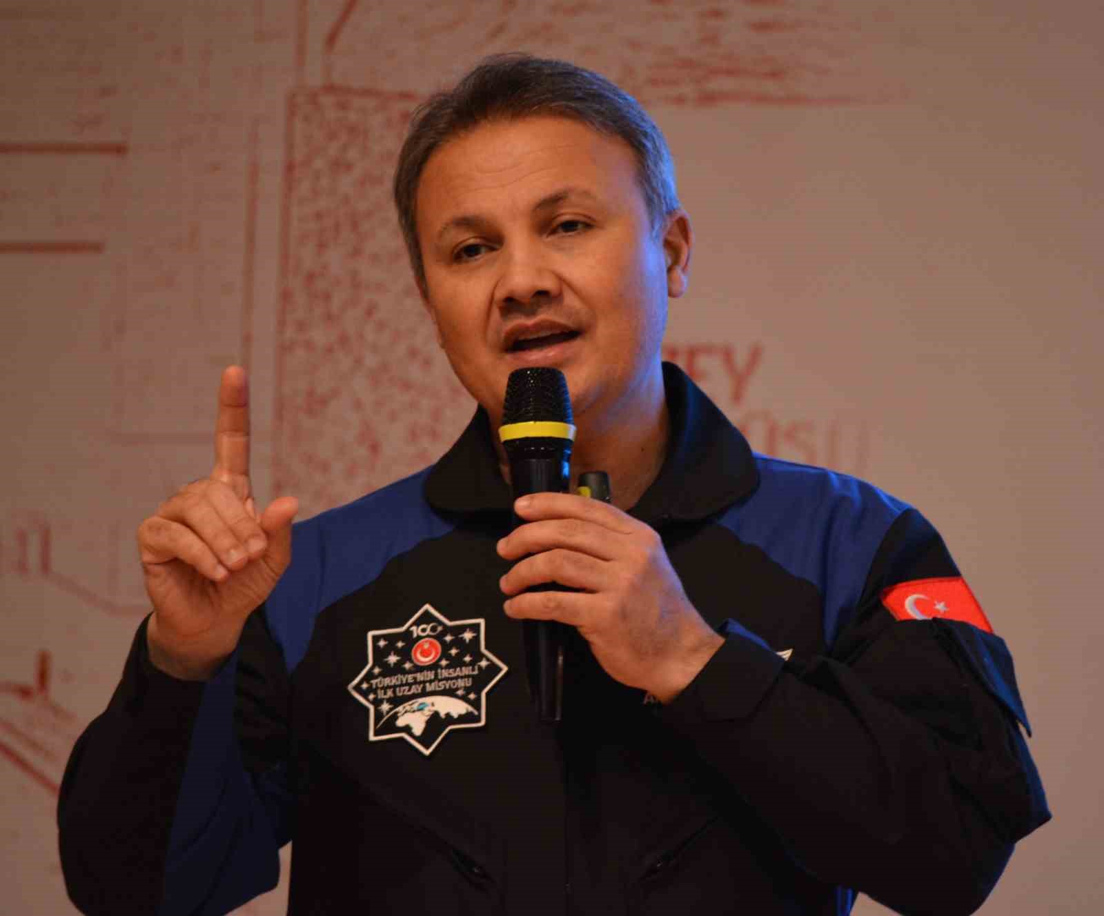 astronot alper gezeravci universite ogrencileriyle bulustu 0 WJPrb6WS