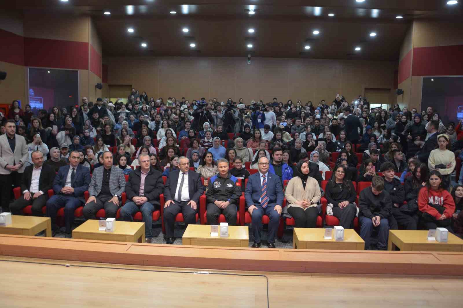astronot alper gezeravci universite ogrencileriyle bulustu 1 KwWr2EuT