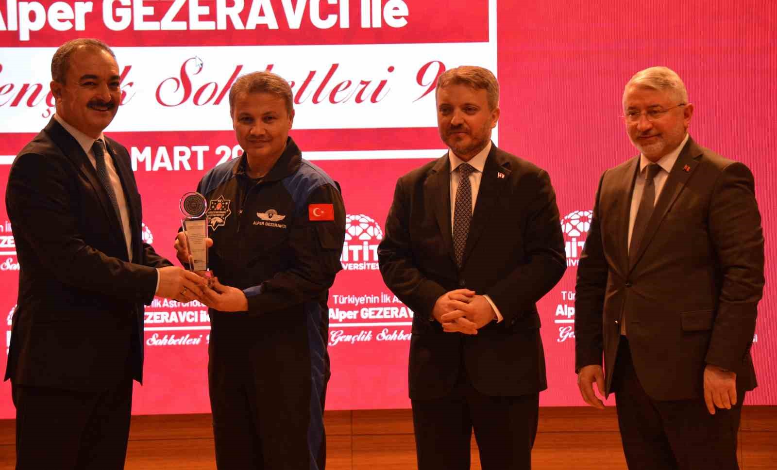 astronot alper gezeravci universite ogrencileriyle bulustu 6 QQrbragX