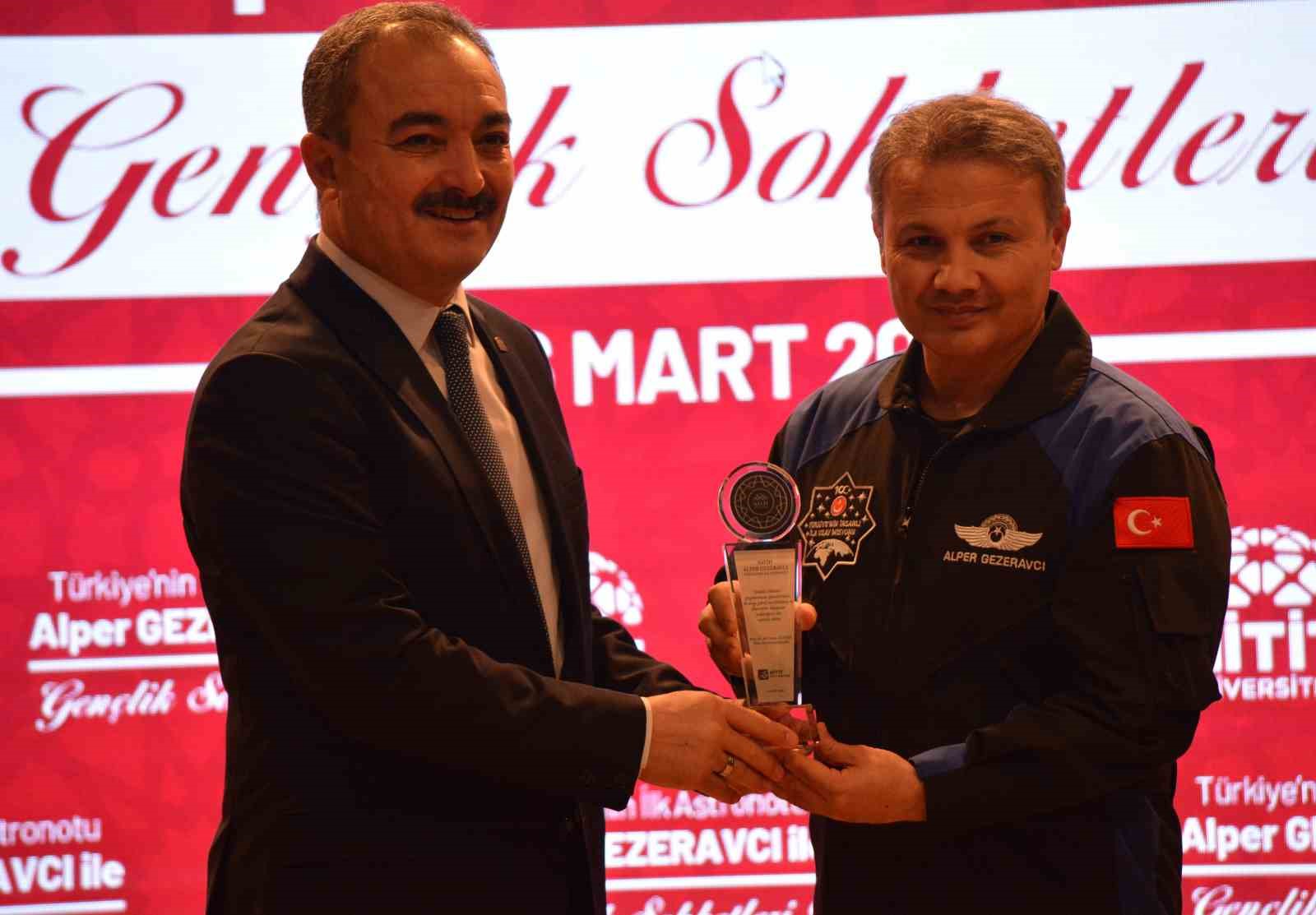 astronot alper gezeravci universite ogrencileriyle bulustu 7 uIkIwrsS
