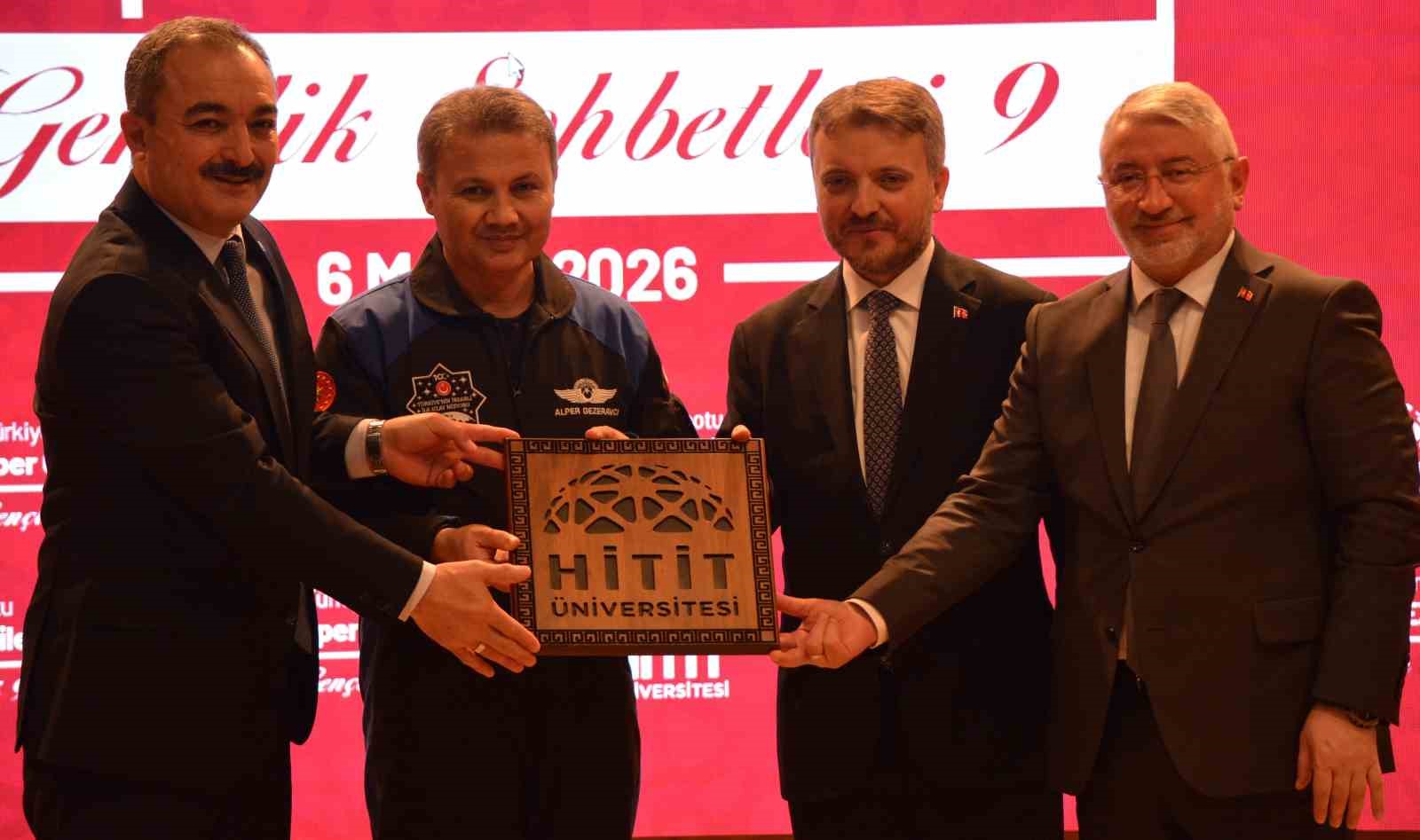 astronot alper gezeravci universite ogrencileriyle bulustu 8 TTJOZ6G9