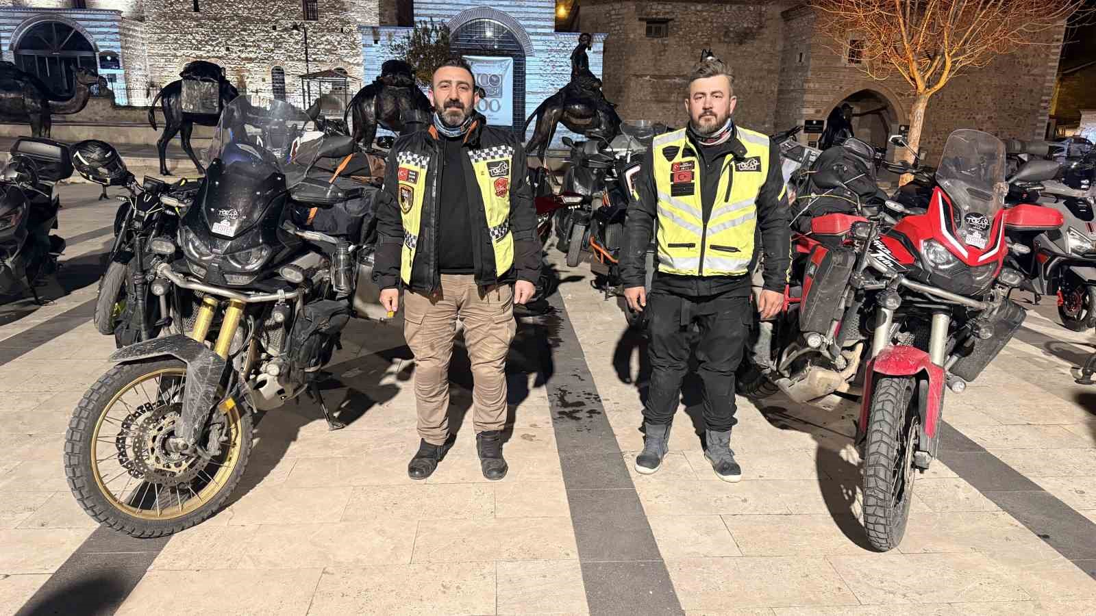 atalarinin develerle gittigi umre yolculugunu onlar motosikletleri ile yapti 0 Fg5Q9sXW