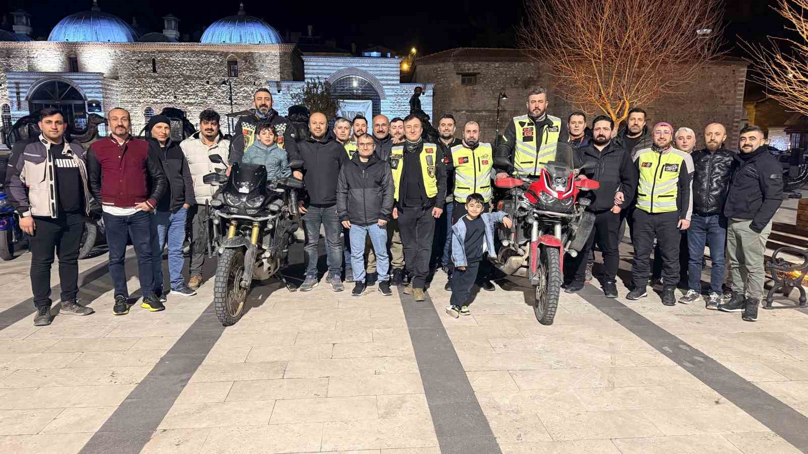 atalarinin develerle gittigi umre yolculugunu onlar motosikletleri ile yapti 1 BeVCKr3c