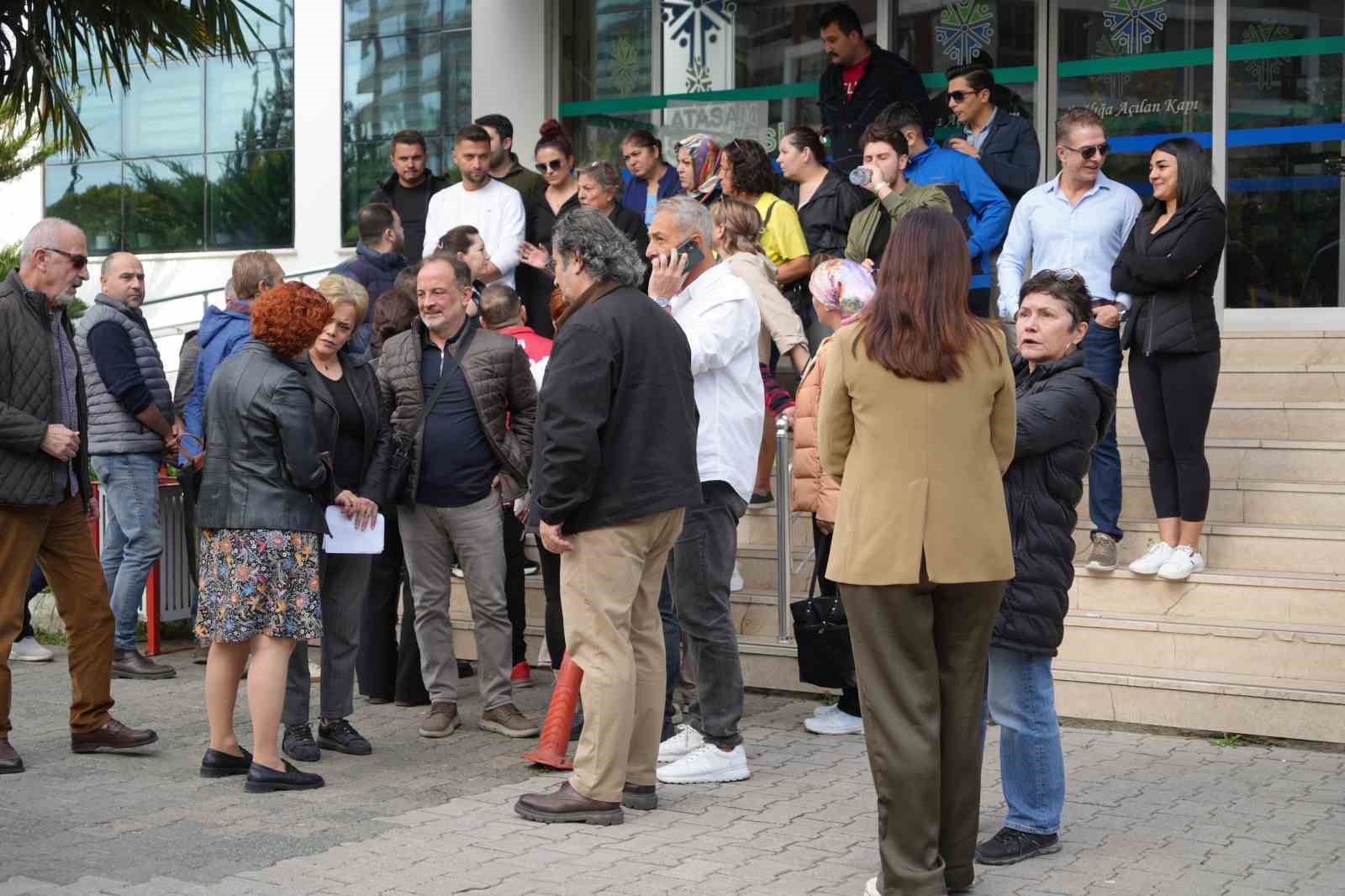 atasam hastanesinde maas krizi suruyor calisanlar 4 aydir maas bekliyor 2 DIwr2UmP