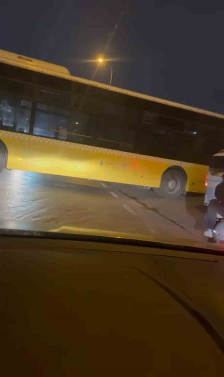 atasehirde donus yapmak isteyen otobus yolda sikisti 0 7RTcXgDI