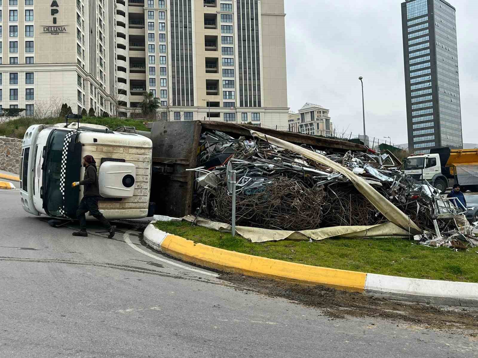 atasehirde kamyon devrilerek yan yatti 1 aBfTRJKO