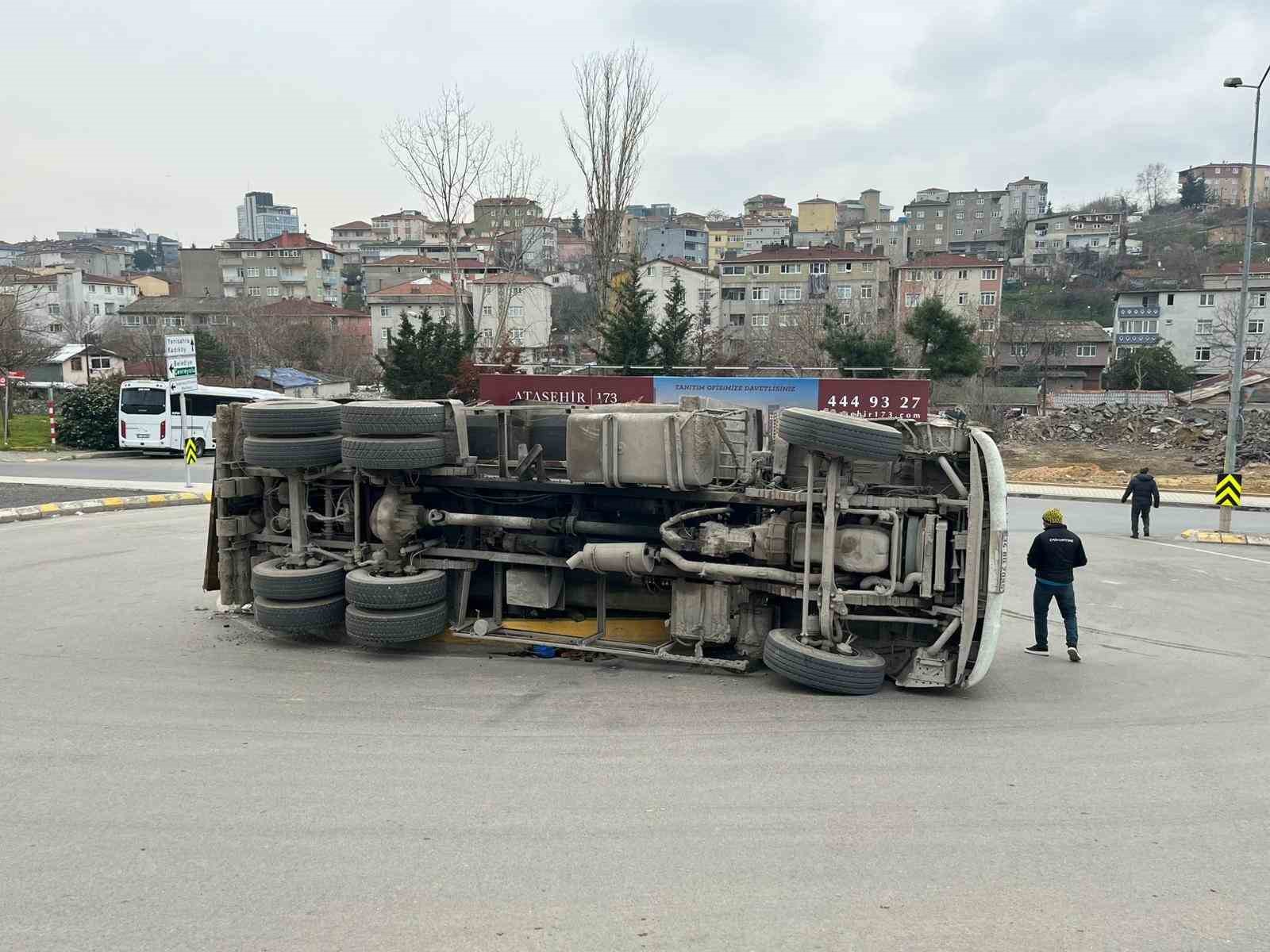 atasehirde kamyon devrilerek yan yatti 2 hTDWE32W