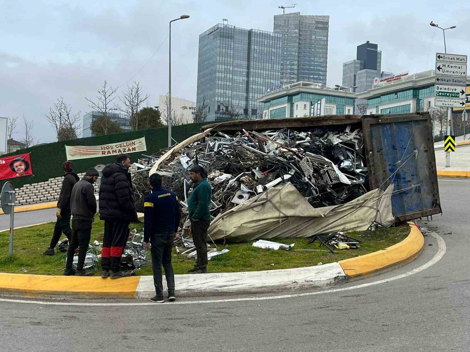 atasehirde kamyon devrilerek yan yatti 3 aZ5qbhNa