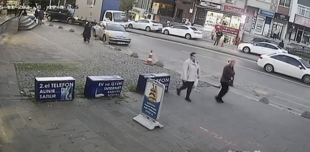 atasehirde kamyonet duraga daldi kaza ani kamerada 0 4DOusBjq