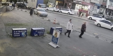 atasehirde-kamyonet-duraga-daldi-kaza-ani-kamerada-1FuKFD3I.jpg