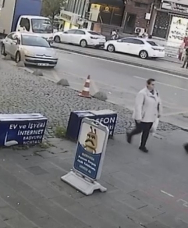 atasehirde-kamyonet-duraga-daldi-kaza-ani-kamerada-1FuKFD3I.jpg