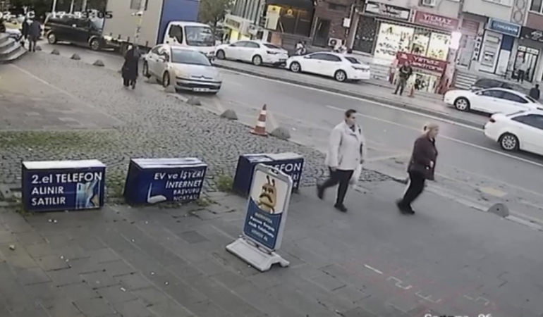atasehirde-kamyonet-duraga-daldi-kaza-ani-kamerada-1FuKFD3I.jpg