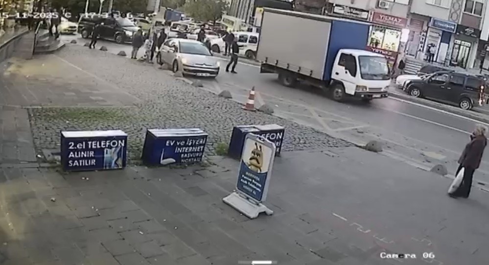 atasehirde kamyonet duraga daldi kaza ani kamerada 2 XD8FR2O7