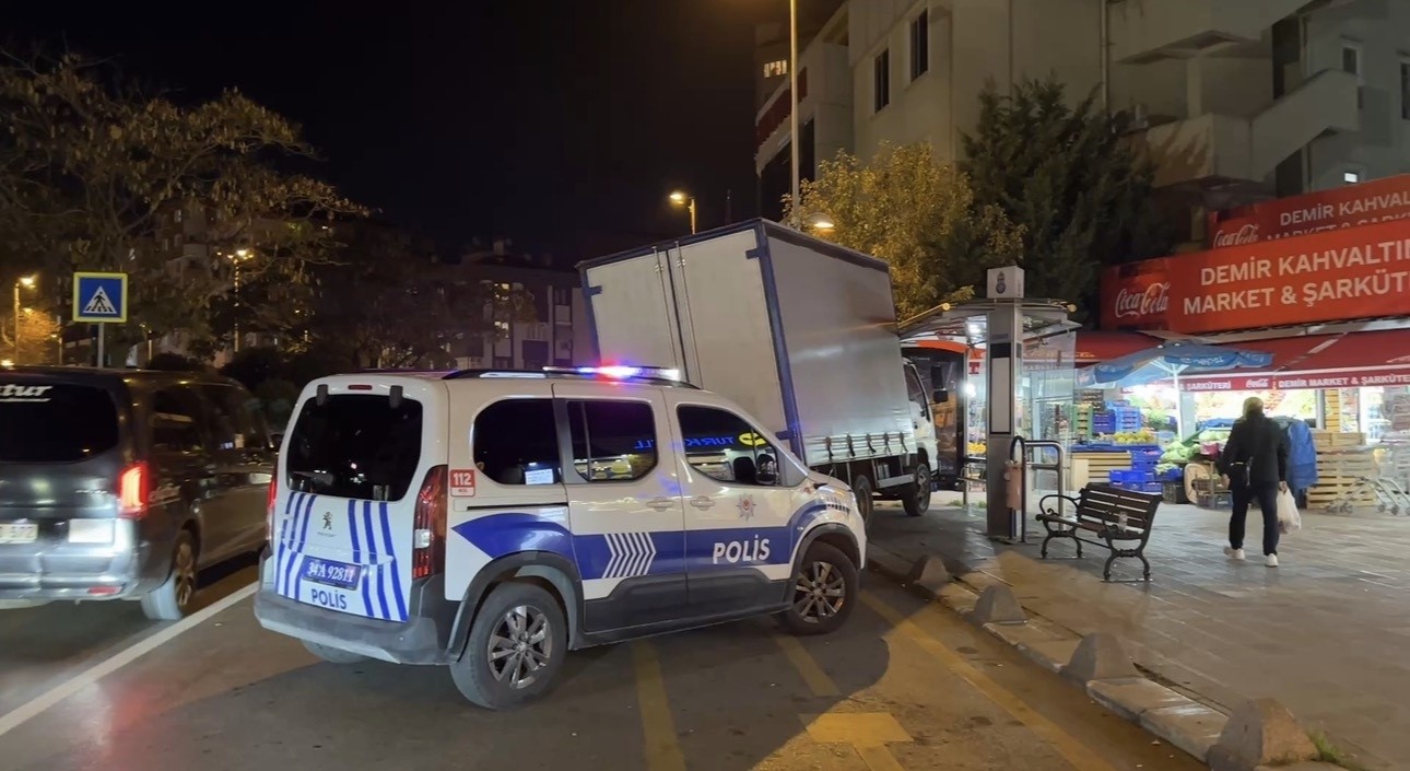 atasehirde kamyonet duraga daldi kaza ani kamerada 3