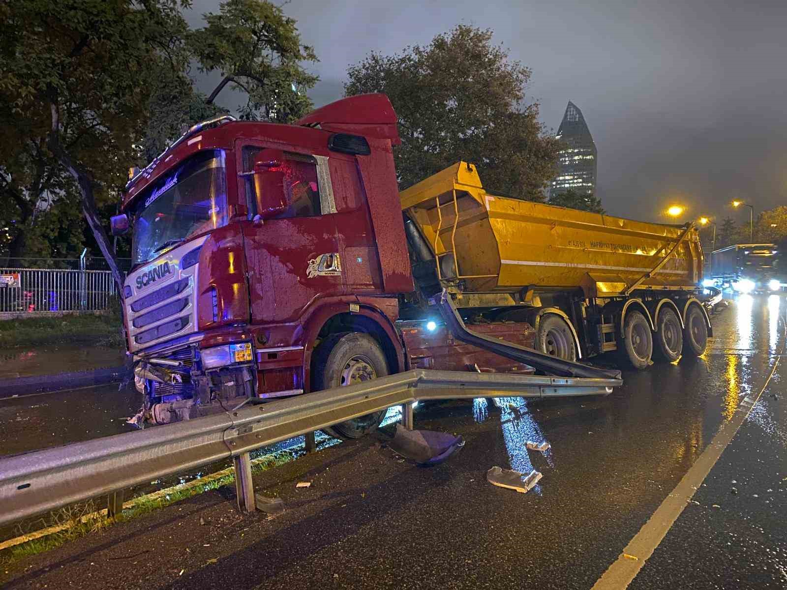 Ataşehir’de kayganlaşan yolda kontrolden çıkan hafriyat kamyonu bariyerlere çarptı 4 atasehirde kayganlasan yolda kontrolden cikan hafriyat kamyonu bariyerlere carpti 0 EJeV61cT