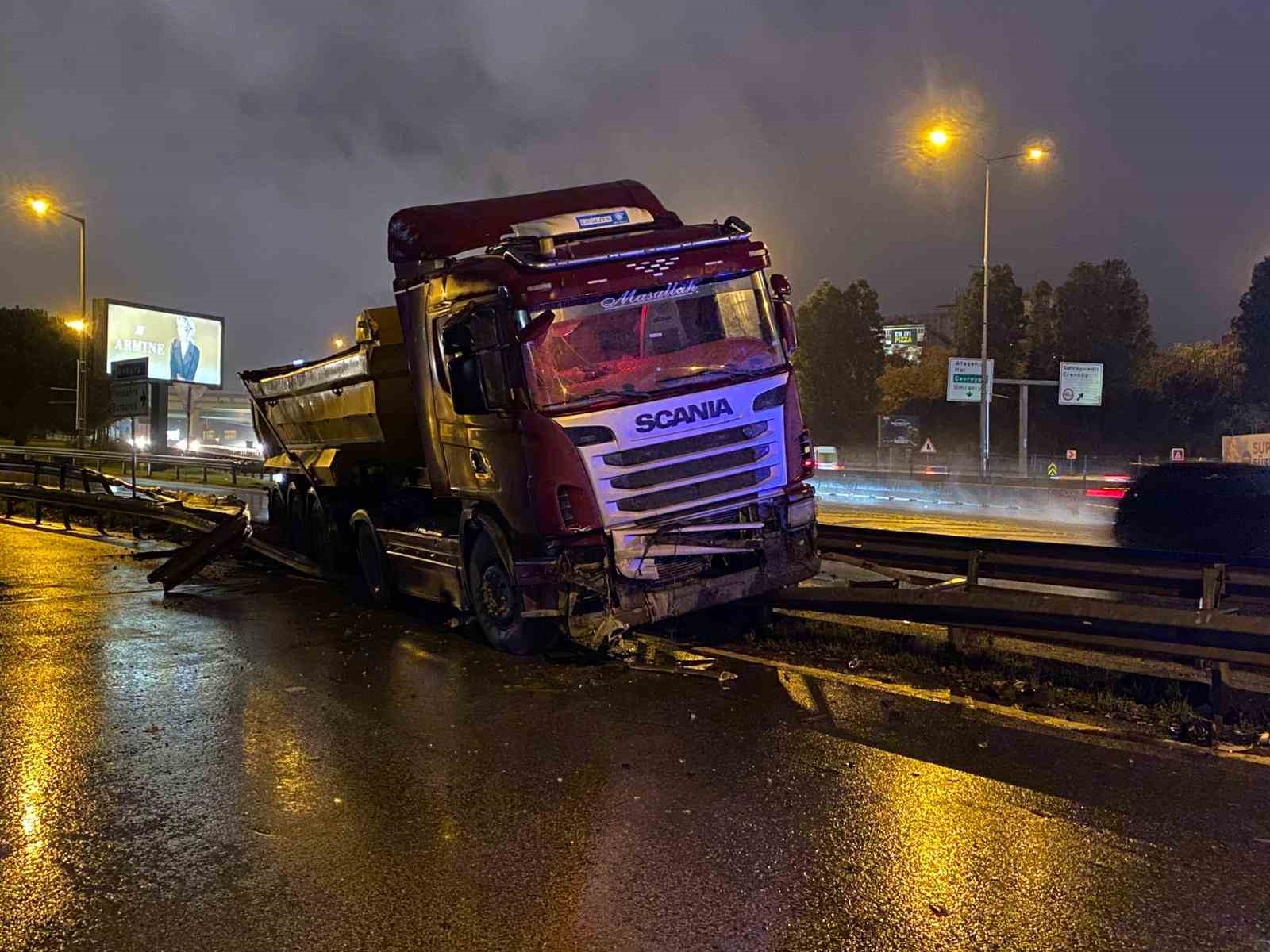Ataşehir’de kayganlaşan yolda kontrolden çıkan hafriyat kamyonu bariyerlere çarptı 5 atasehirde kayganlasan yolda kontrolden cikan hafriyat kamyonu bariyerlere carpti 1 Kz9uqQCh
