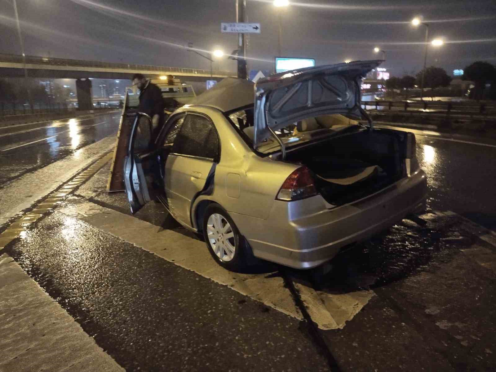 Ataşehir’de kontrolden çıkan otomobil bariyerlere ok gibi saplandı: 1 Ağır yaralı 5 atasehirde kontrolden cikan otomobil bariyerlere ok gibi saplandi 1 agir yarali 1 QEAW4ylW