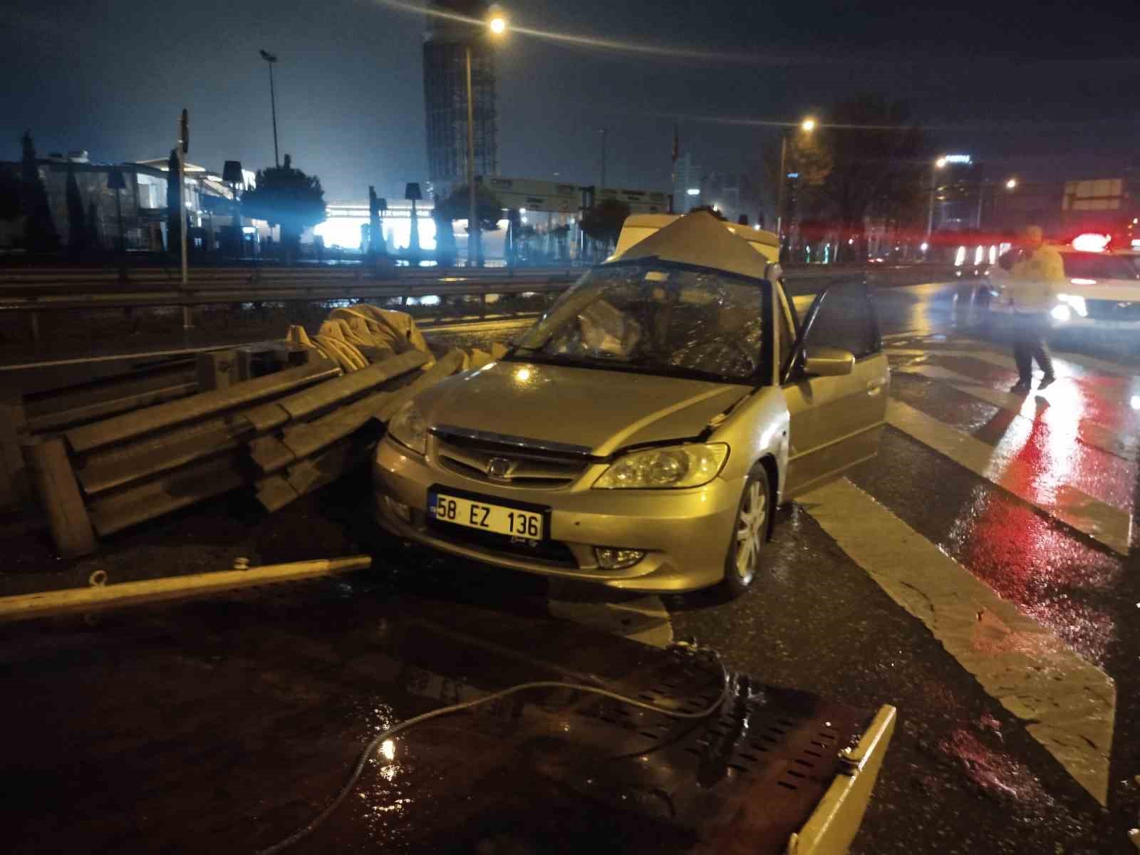 Ataşehir’de kontrolden çıkan otomobil bariyerlere ok gibi saplandı: 1 Ağır yaralı 6 atasehirde kontrolden cikan otomobil bariyerlere ok gibi saplandi 1 agir yarali 2