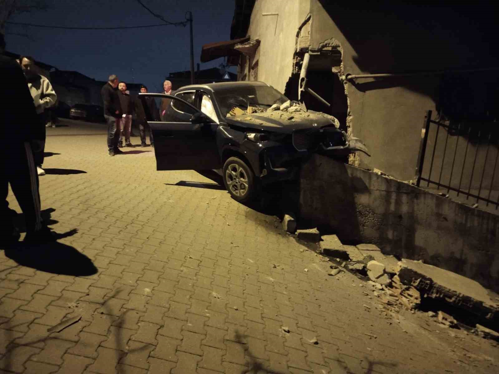 atasehirde kontrolden cikan otomobil yiktigi istinat duvarinda asili kaldi 0 rZZmrPWQ