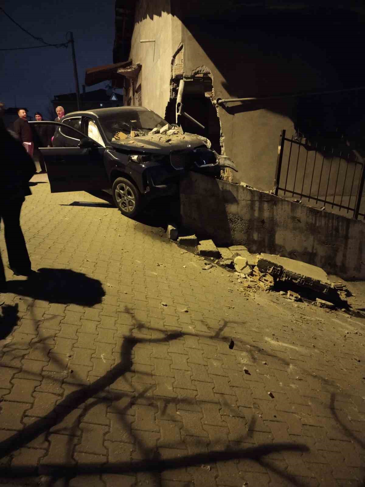 atasehirde kontrolden cikan otomobil yiktigi istinat duvarinda asili kaldi 2 S3SPw4Cd