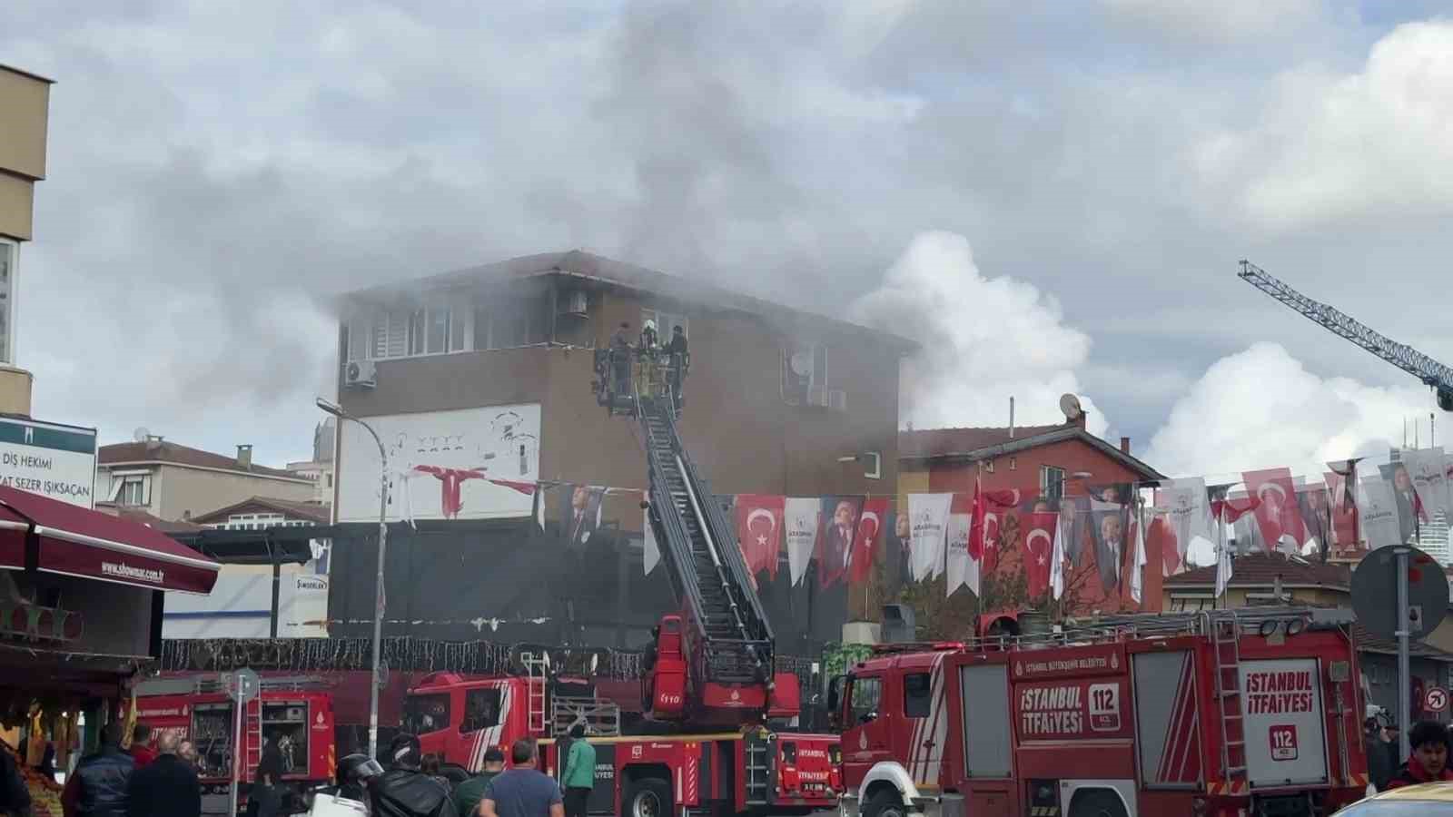 atasehirde korkutan yangin mahsur kalan iki kisi kurtarildi 0