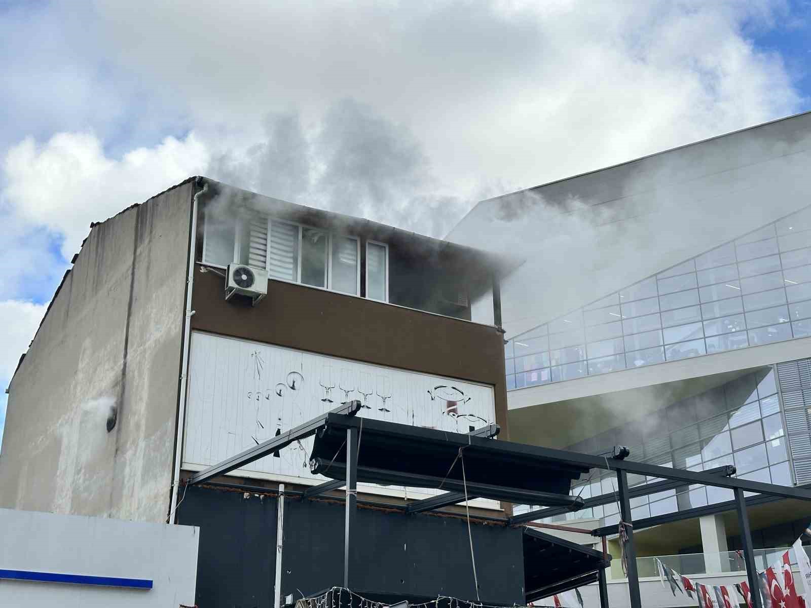 atasehirde korkutan yangin mahsur kalan iki kisi kurtarildi 2 7yeEkeij