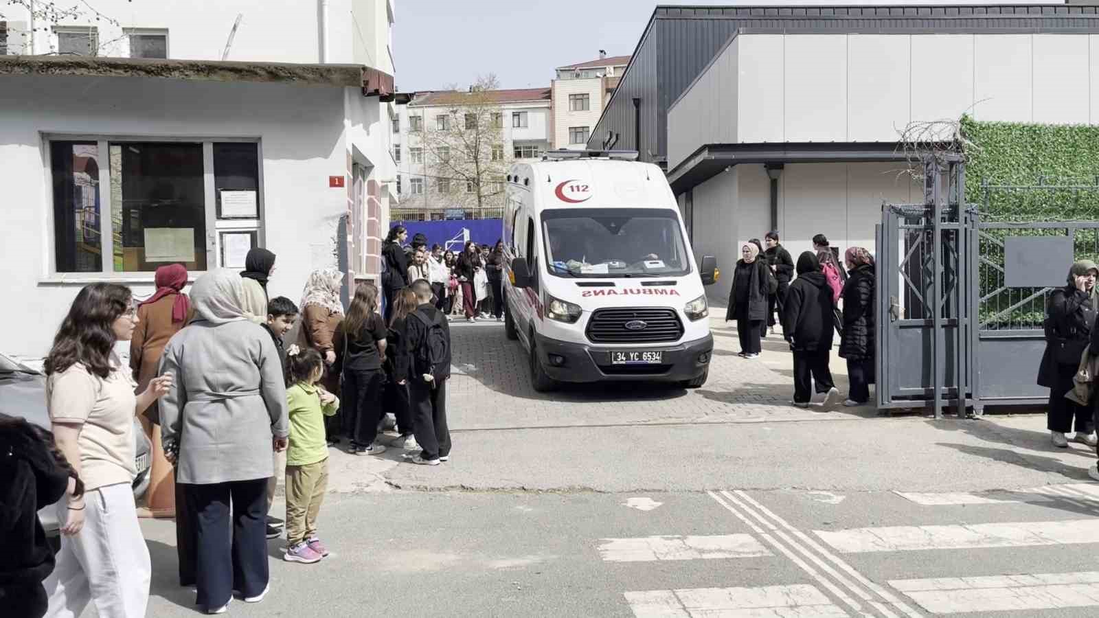 Ataşehir’de ortaokulda zehirlenme iddiası: Çok sayıda öğrenci hastaneye kaldırıldı 5 atasehirde ortaokulda zehirlenme iddiasi cok sayida ogrenci hastaneye kaldirildi 1