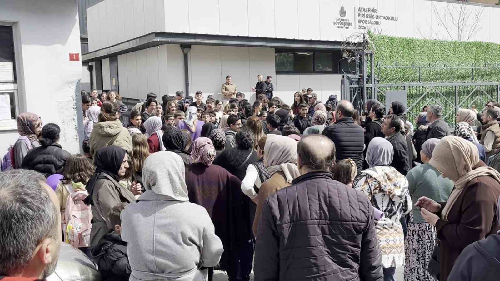 Ataşehir’de ortaokulda zehirlenme iddiası: Çok sayıda öğrenci hastaneye kaldırıldı 6 atasehirde ortaokulda zehirlenme iddiasi cok sayida ogrenci hastaneye kaldirildi 2 tXdAdYNX