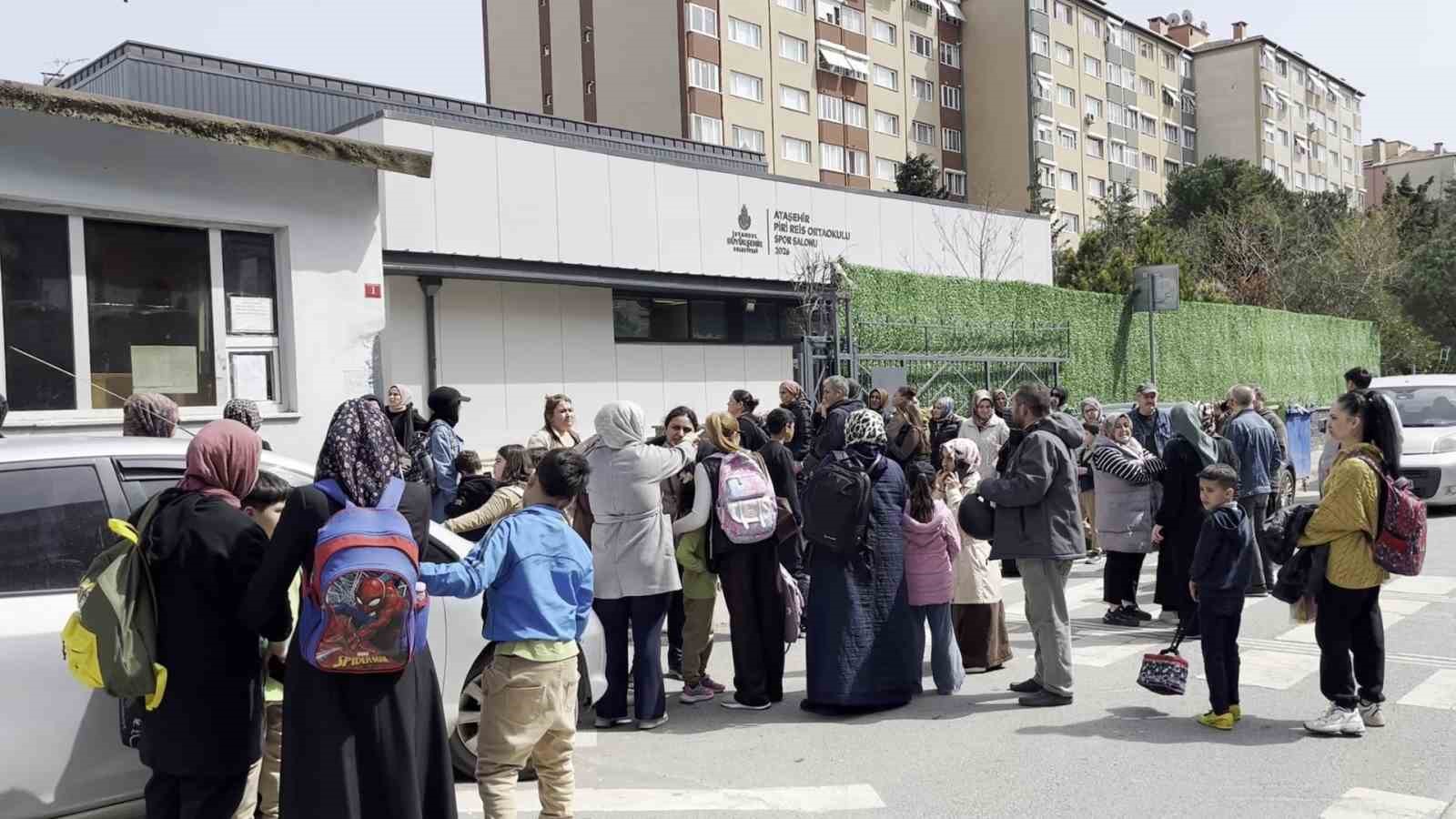 Ataşehir’de ortaokulda zehirlenme iddiası: Çok sayıda öğrenci hastaneye kaldırıldı 7 atasehirde ortaokulda zehirlenme iddiasi cok sayida ogrenci hastaneye kaldirildi 3 va7VtdWX