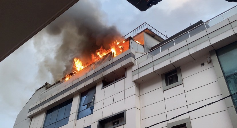 atasehirde otel yangini cati kati alevlere teslim oldu 0 NqJQPPqa