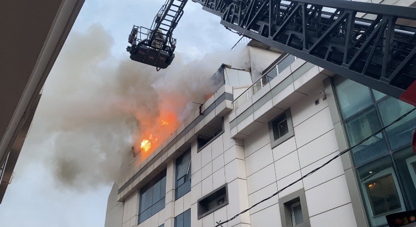 atasehirde otel yangini cati kati alevlere teslim oldu 1 gdiORk4p