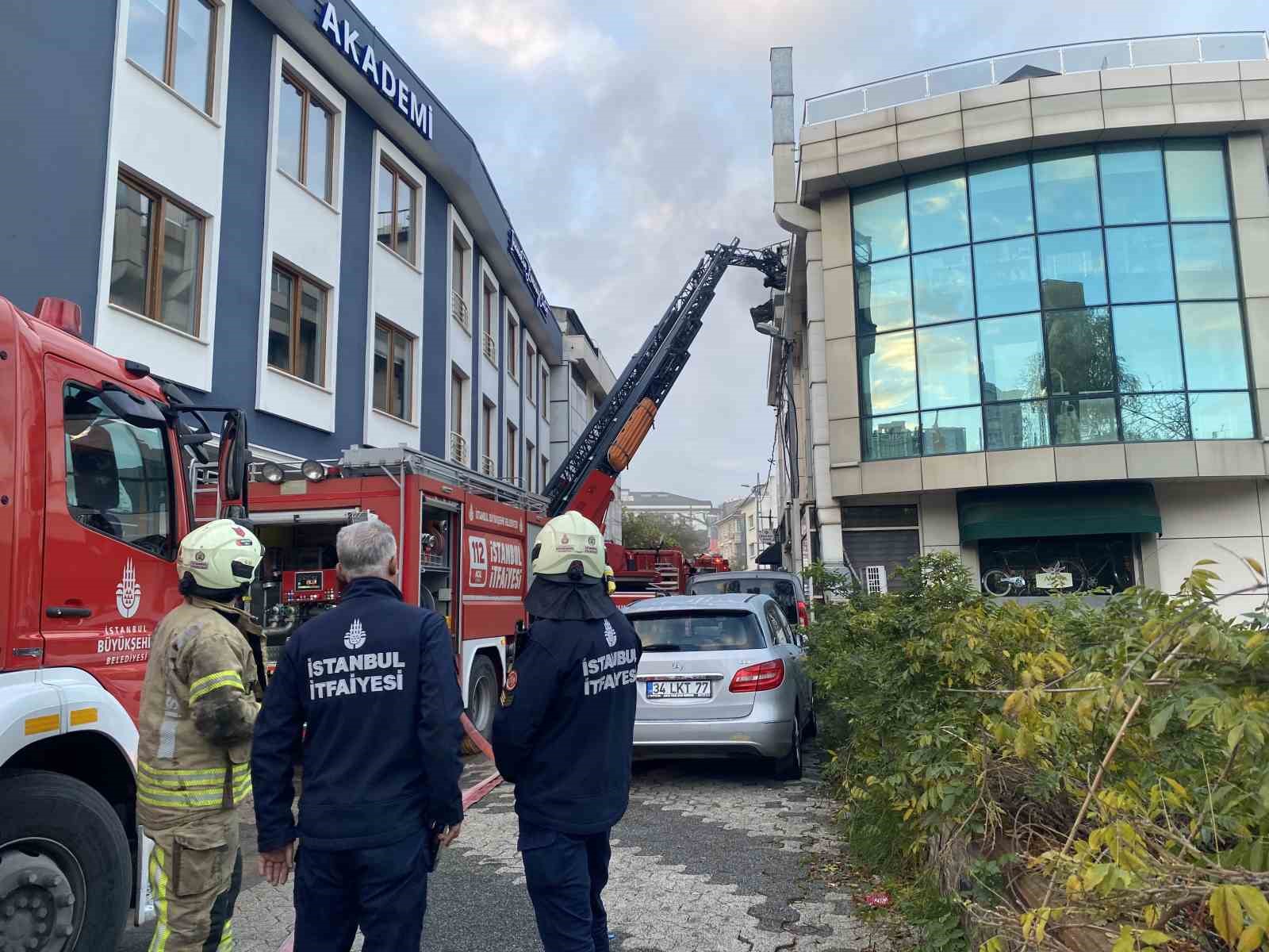 atasehirde otel yangini cati kati alevlere teslim oldu 3 XjNcGR29