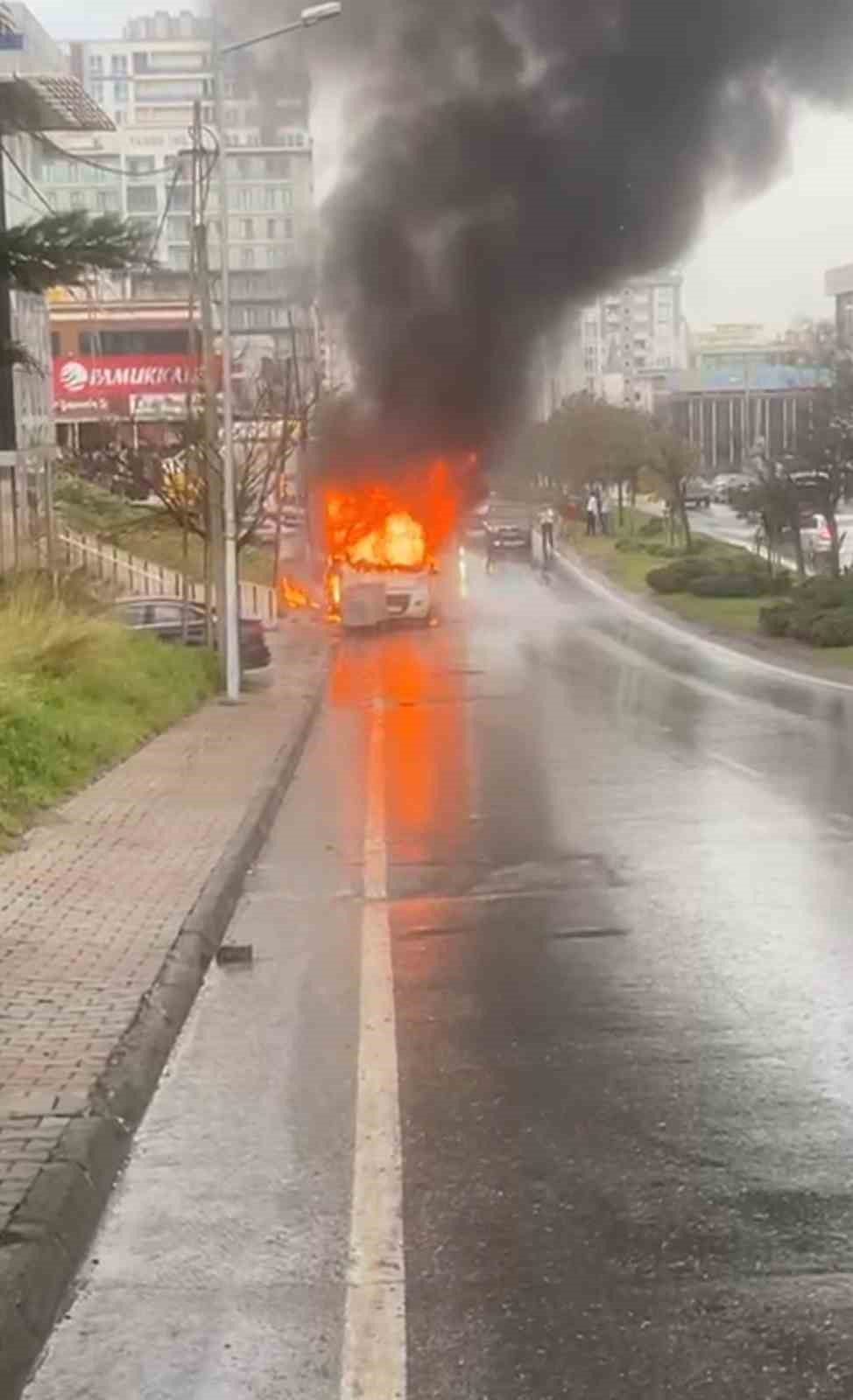 Ataşehir’de servis minibüsü yanarak küle döndü 6 atasehirde servis minibusu yanarak kule dondu 2