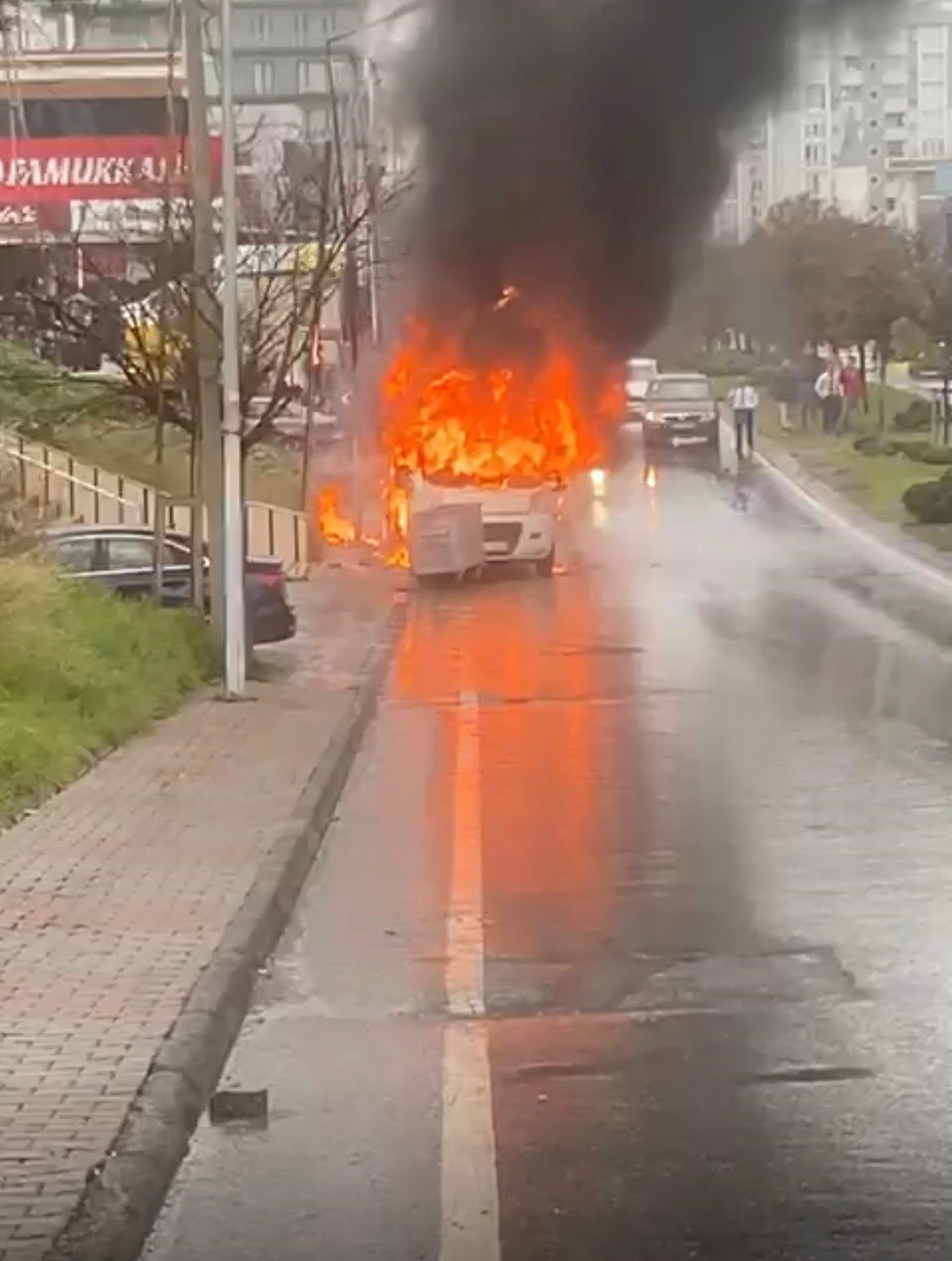 Ataşehir’de servis minibüsü yanarak küle döndü 7 atasehirde servis minibusu yanarak kule dondu 3 qTgrFhzc