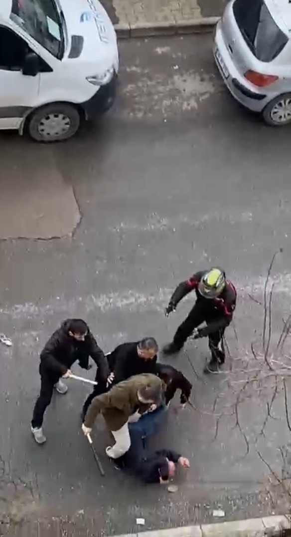 Ataşehir’de yol verme tartışması sopalı kavgaya dönüştü 4 atasehirde yol verme tartismasi sopali kavgaya donustu 0 Ov3YBMTg