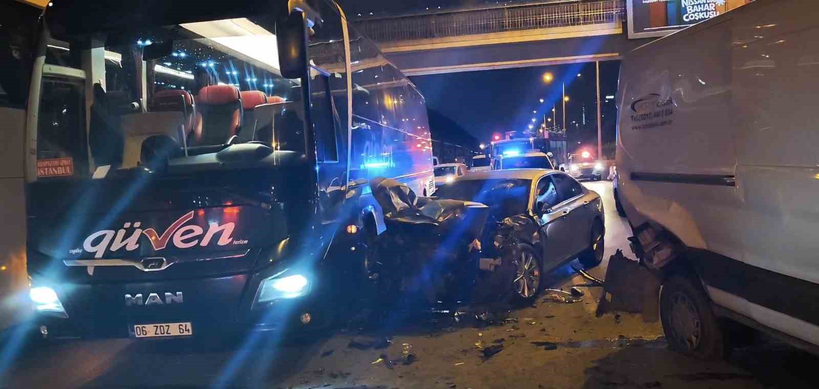 atasehirde zincirleme kaza alkolu surucu otobuse carparak durabildi 0 lBXUtMg4