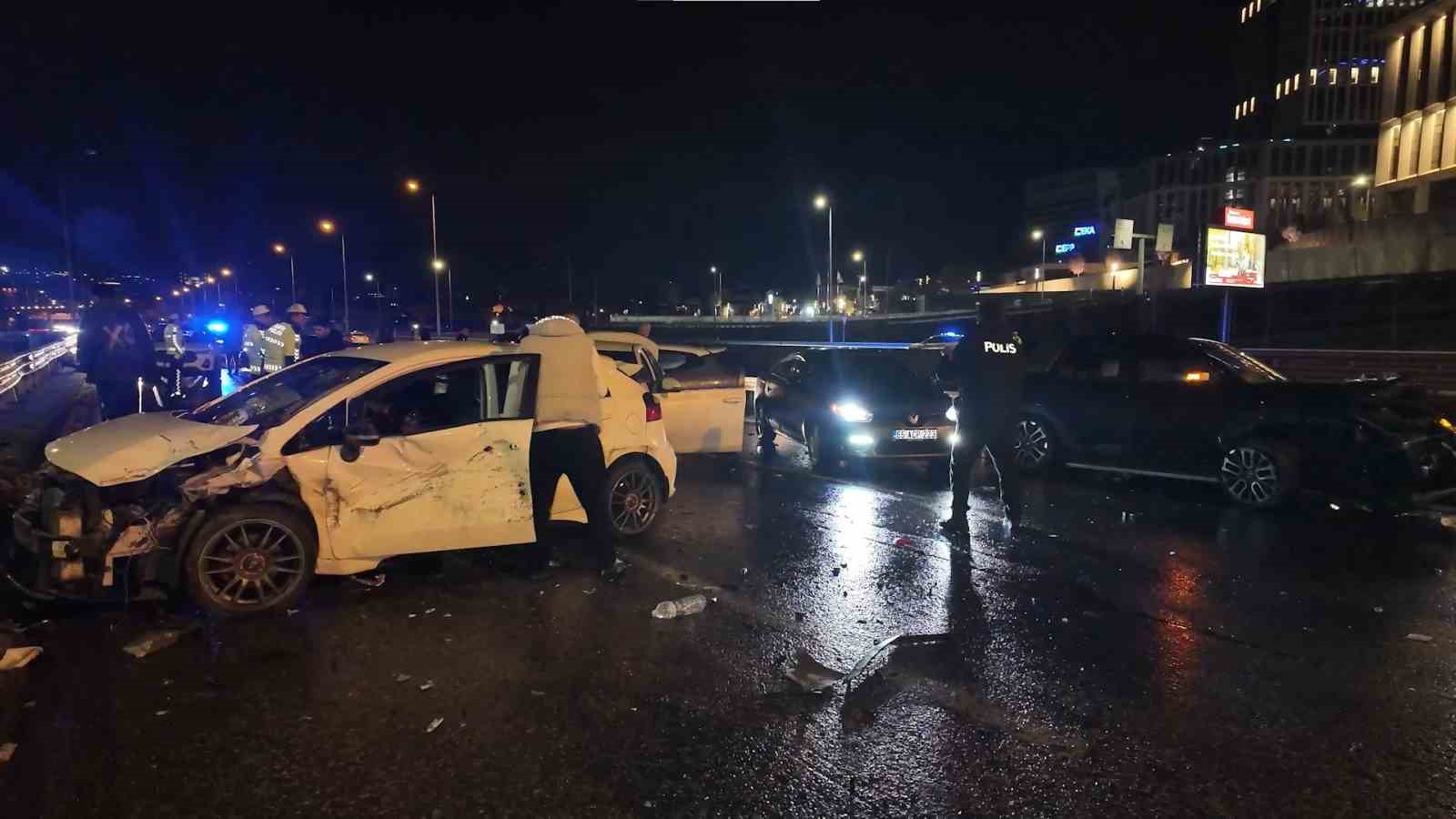 atasehirde zincirleme kaza yardim icin duran araclar da kazaya karisti 3 yarali 1 ttJiihib