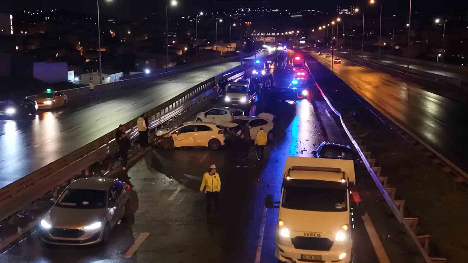 atasehirde zincirleme kaza yardim icin duran araclar da kazaya karisti 3 yarali 2 YprsBiIW