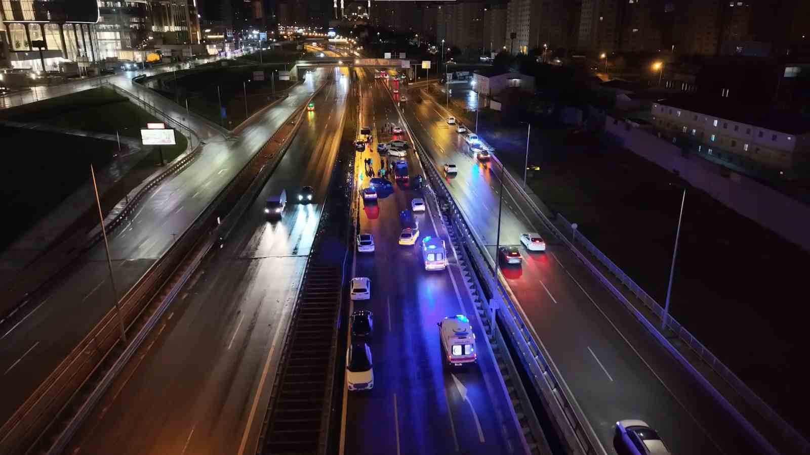 atasehirde zincirleme kaza yardim icin duran araclar da kazaya karisti 3 yarali 3 Ucb8eLGm