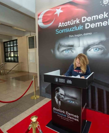 ataturke-ozlem-satirlara-dokuluyor-NPg7dcB1.jpg