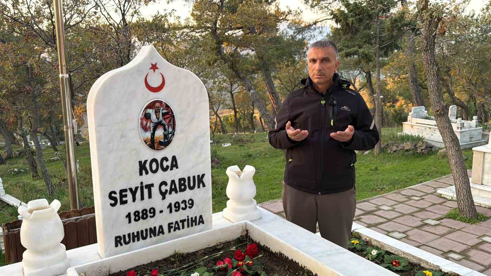 ataturkun karsisina fakirlikten emanet ceket ile cikmis 2 hMKnm1eV