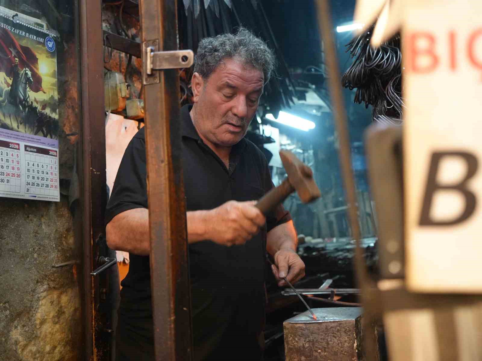 Ateş başında 50 yıldır demir döven 70 yaşındaki usta: "Sıcak bizi etkilemiyor" 5 ates basinda 50 yildir demir doven 70 yasindaki usta sicak bizi etkilemiyor 1
